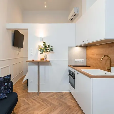 Charming - In The Downtown Apartment