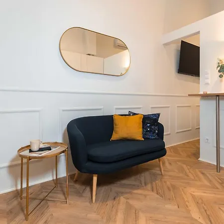 Charming - In The Downtown Apartment *