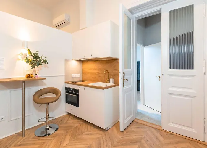 Charming - In The Downtown بودابست